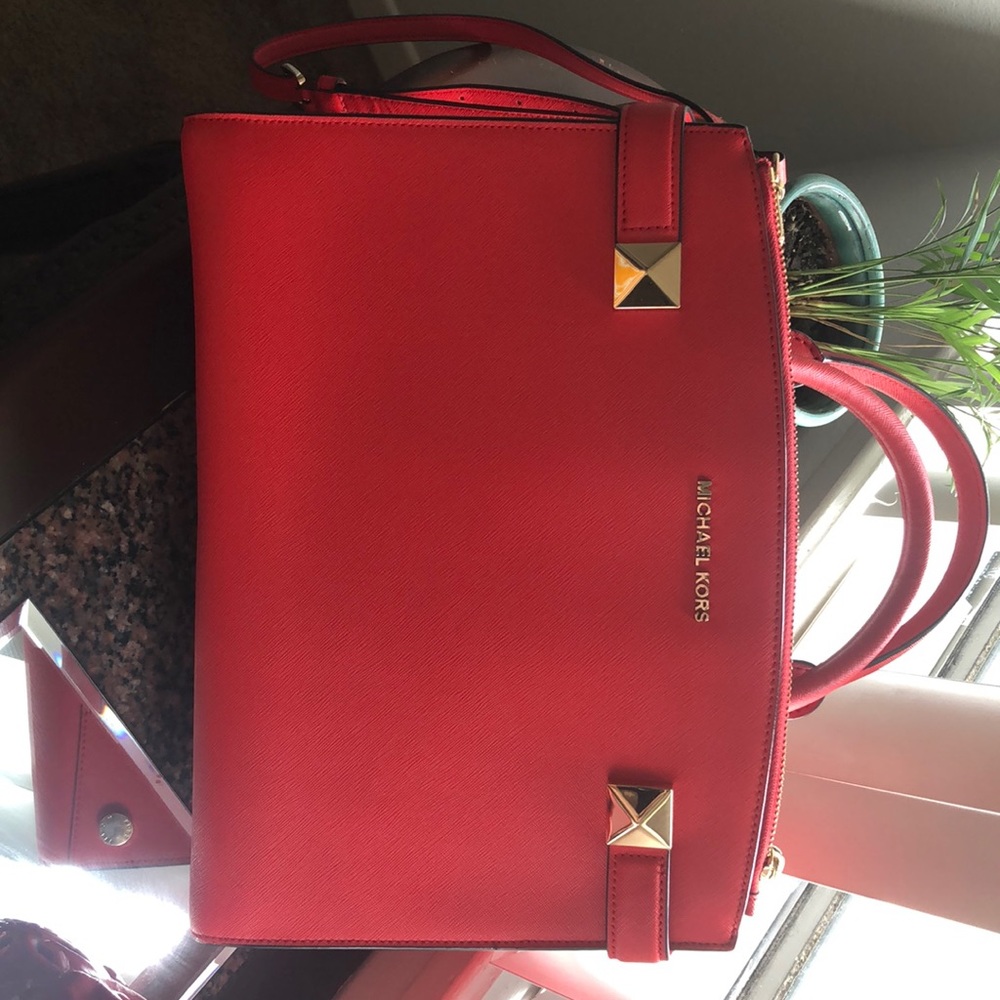 🌸 Michael Kors satchel